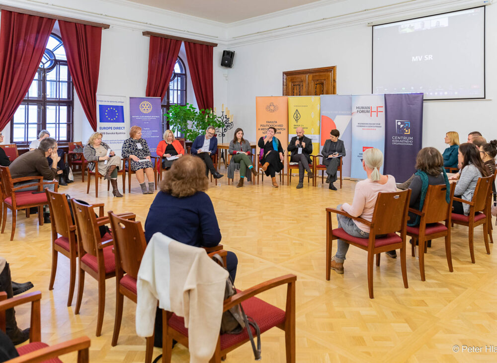 Okrúhle stoly programu Školy za demokraciu