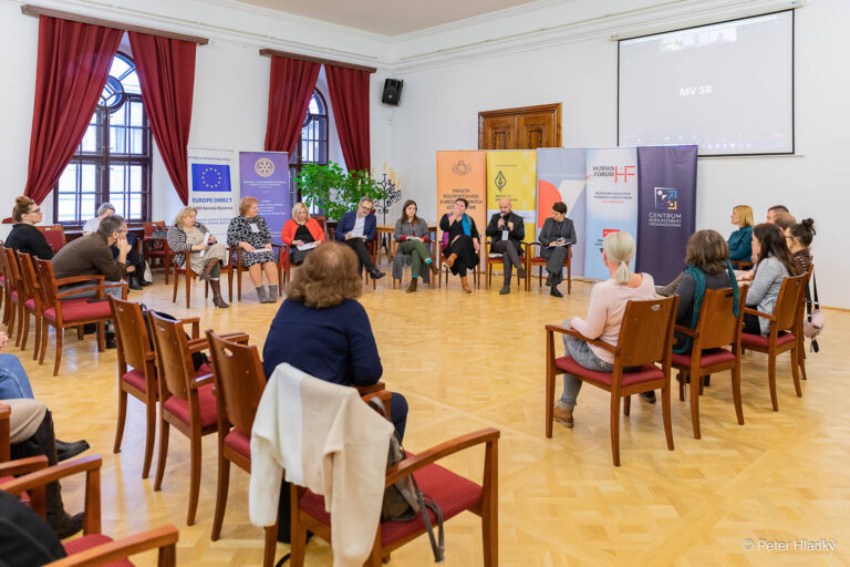 Okrúhle stoly programu Školy za demokraciu